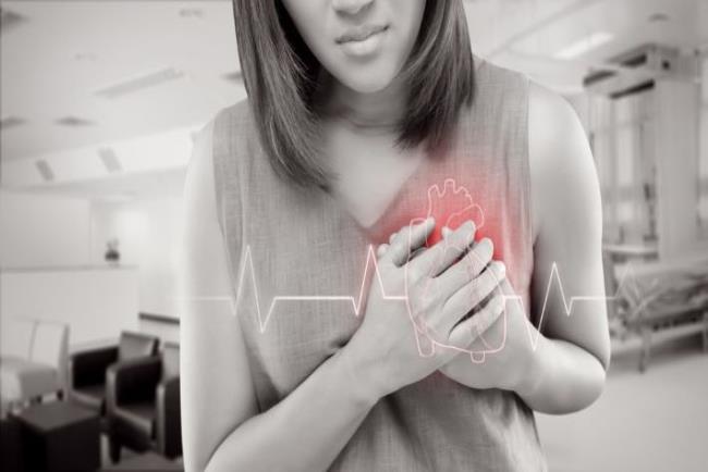 אישה מחזיקה את הידיים באזור הלב, דרונדרון  לטיפול בהפרעות בקצב הלב